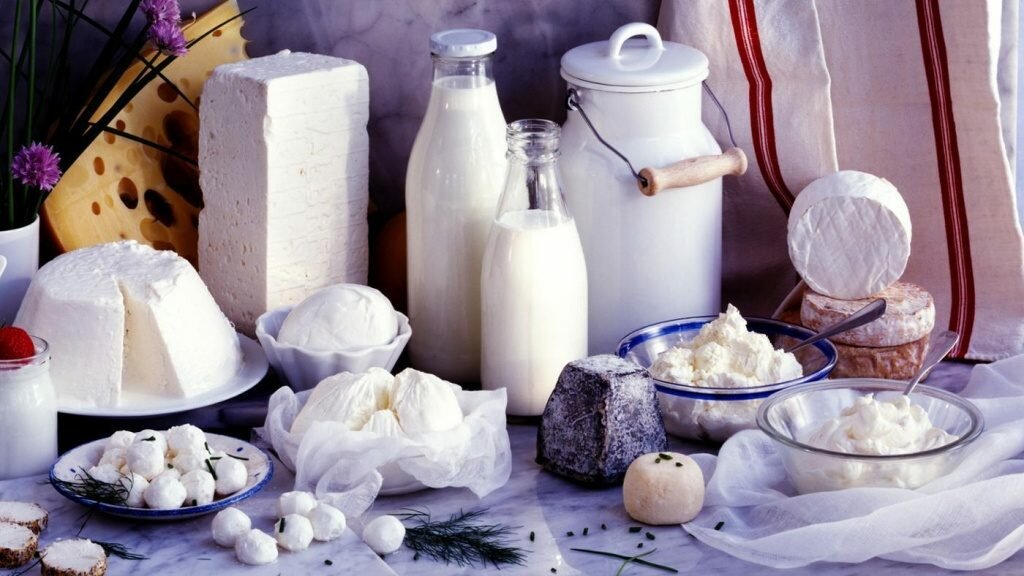 Лакто-вегетарианство - это диета, которая расширяет понятие вегетарианства, добавляя в рацион молочные продукты, такие как молоко, йогурт и сыр. Зачастую лакто-вегетарианцы исключают из своего меню яйца, но продолжают употреблять молочные продукты. Они обеспечивают свой организм всеми необходимыми питательными веществами, получая их из растительной пищи и молочных продуктов.