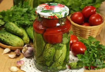 Ингредиенты для консервации огурцов на зиму с кетчупом чили в литровых банках
