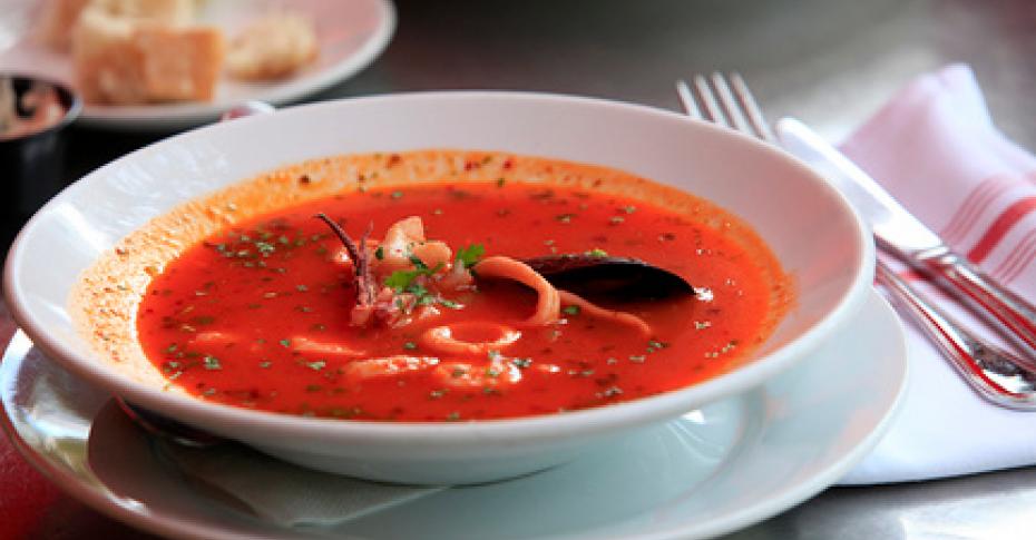 Приготовление супа с морепродуктами и томатами