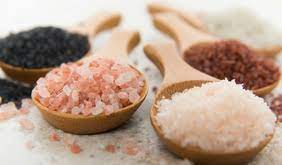 Наши предки, которые питались естественными продуктами, получали все необходимые минералы через пищу. Они употребляли соль, но только в естественном виде, без добавления химических добавок. Современные сыроеда также могут использовать натуральные источники минералов, такие как гималайская соль, морская соль, каменная соль и другие. Главное – умеренность и осознанность в употреблении соли.