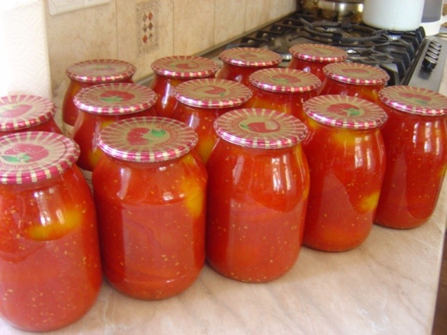 Фото-рецепт зимней консервации помидор в томатном рассоле в 1 литровой банке