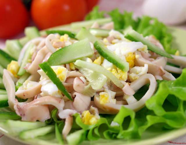 Перечень ингредиентов для готовки салата из консервированных кальмаров, огурца и яиц