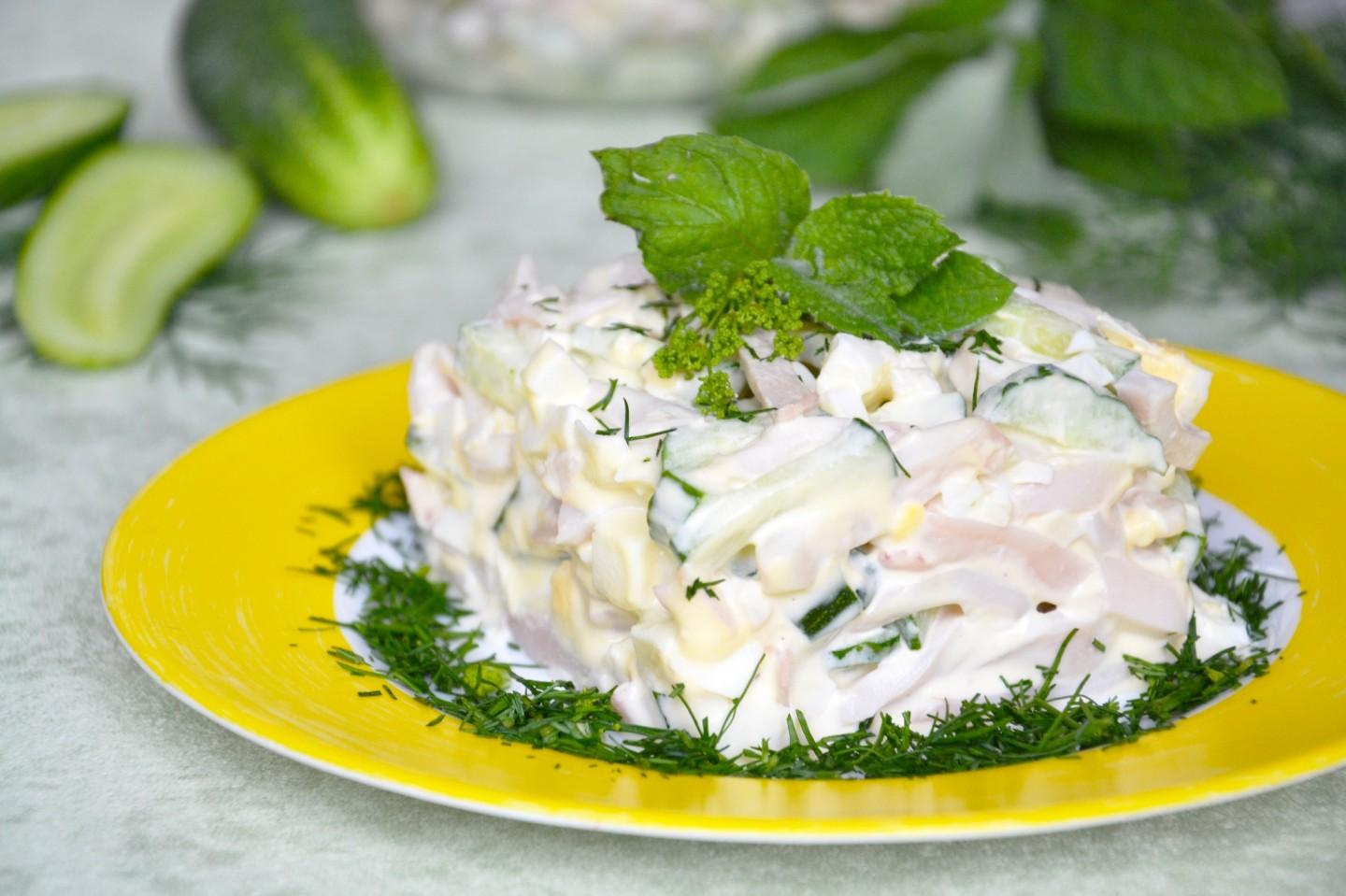 Список ингредиентов для приготовления простого салата из сырого кальмара и болгарского перца