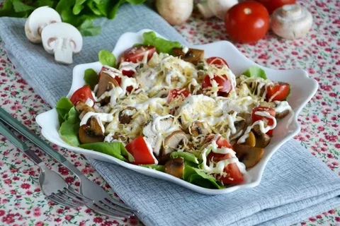 Классический куриный салат с грибами